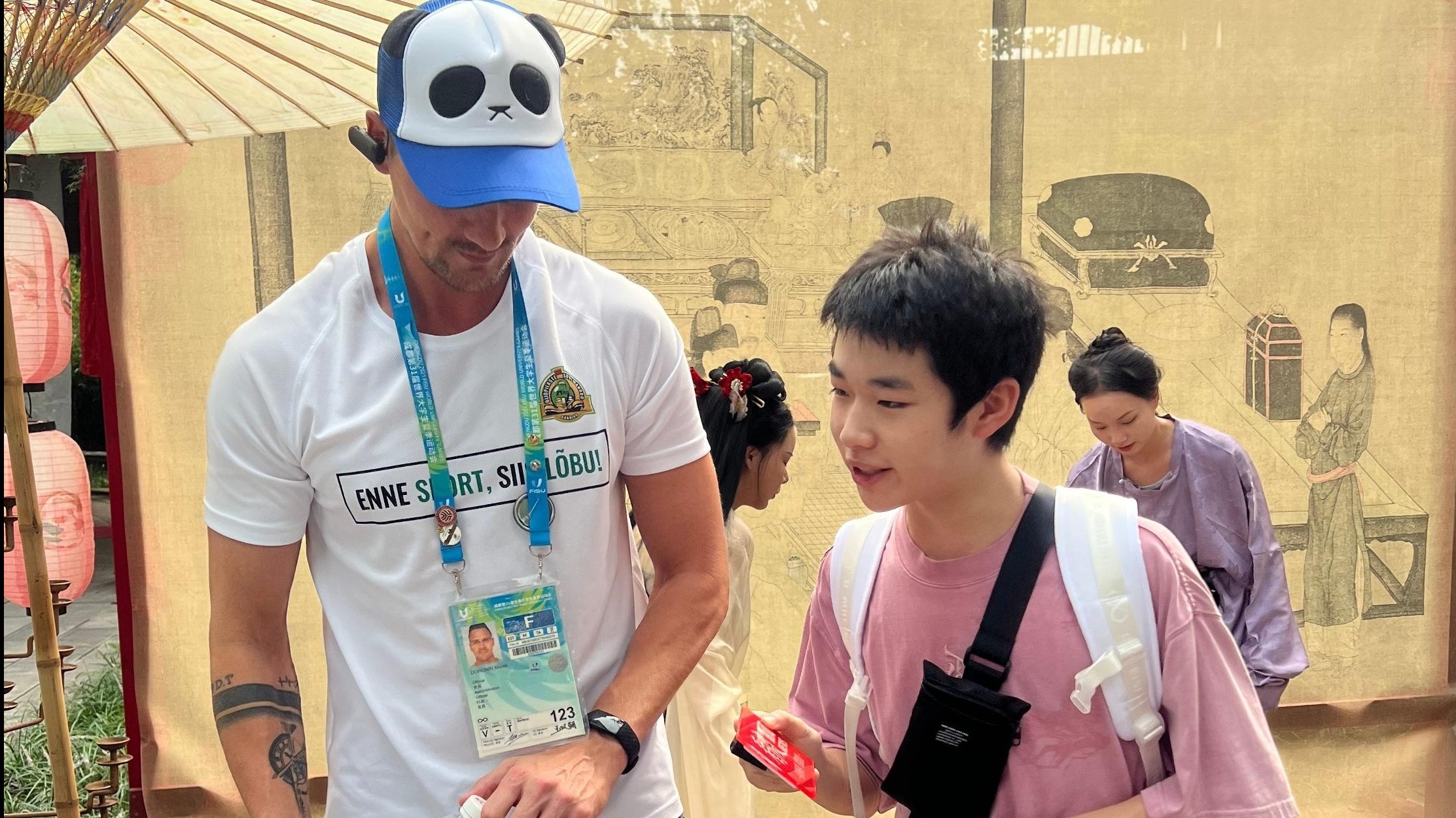 有朋自远方来丨成都中学生客串双语导游 带外国友人打卡大美成都