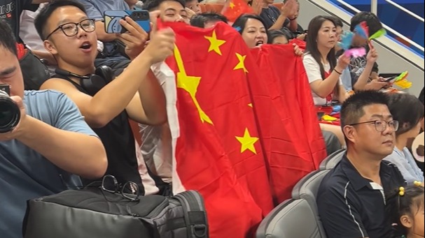 视频 | 女篮决赛现场氛围拉满，球迷带助威条幅打call！
