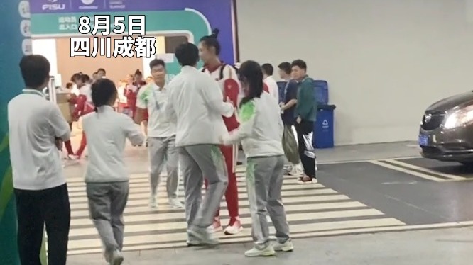 视频｜“拿了冠军去吃个火锅吧！”球迷赛后欢送中国女篮，“操碎了心”！