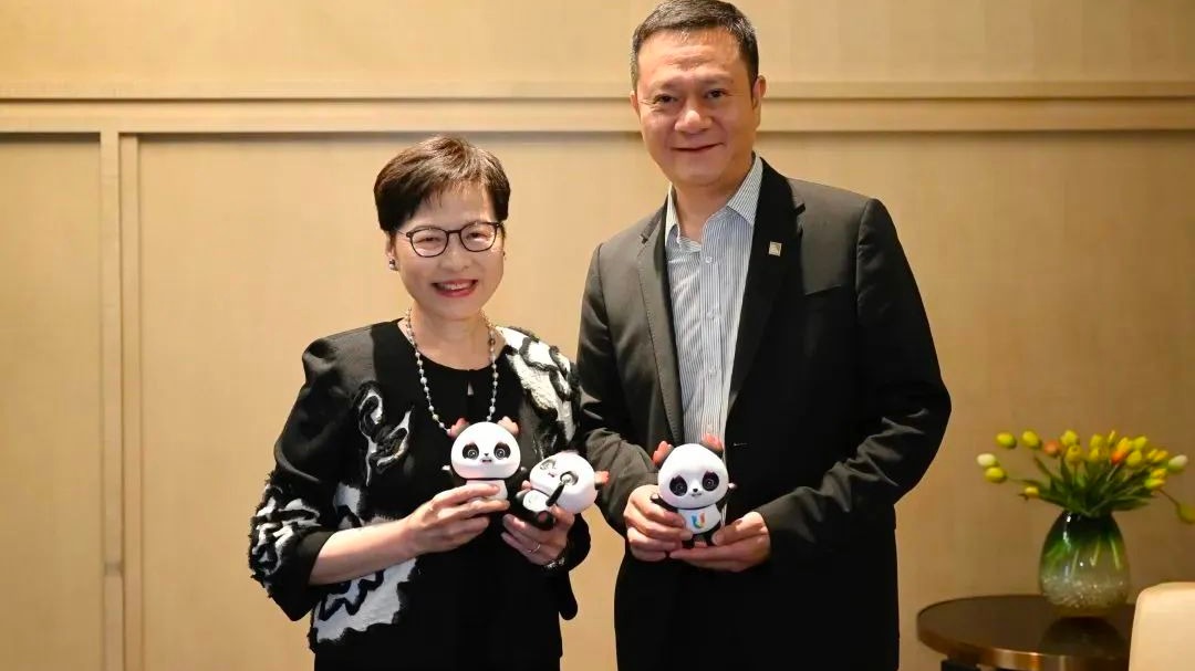 “我要把蓉宝放在办公室!”林郑月娥寄语大运健儿:好好享受和欣赏成都这座城市