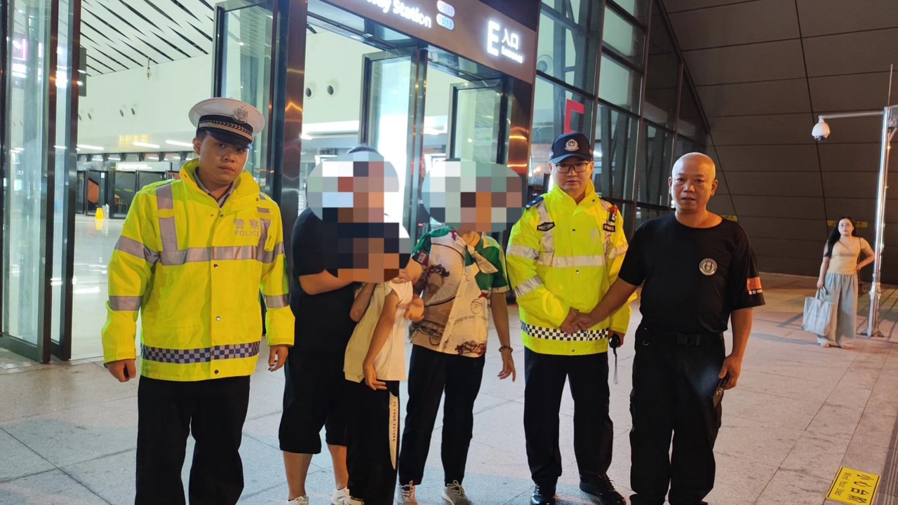 辗转三小时 成都交警冒雨找回11岁患疾走失儿童