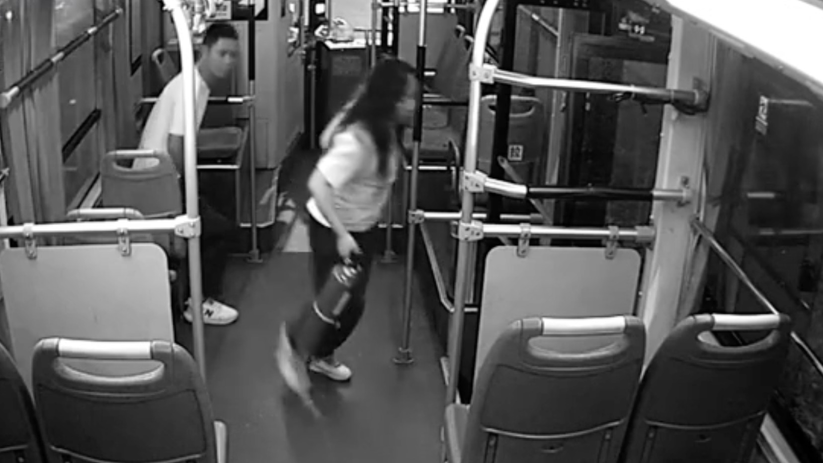 视频丨飒！深夜路遇货车起火 成都814路女公交司机拎着灭火器冲了上去