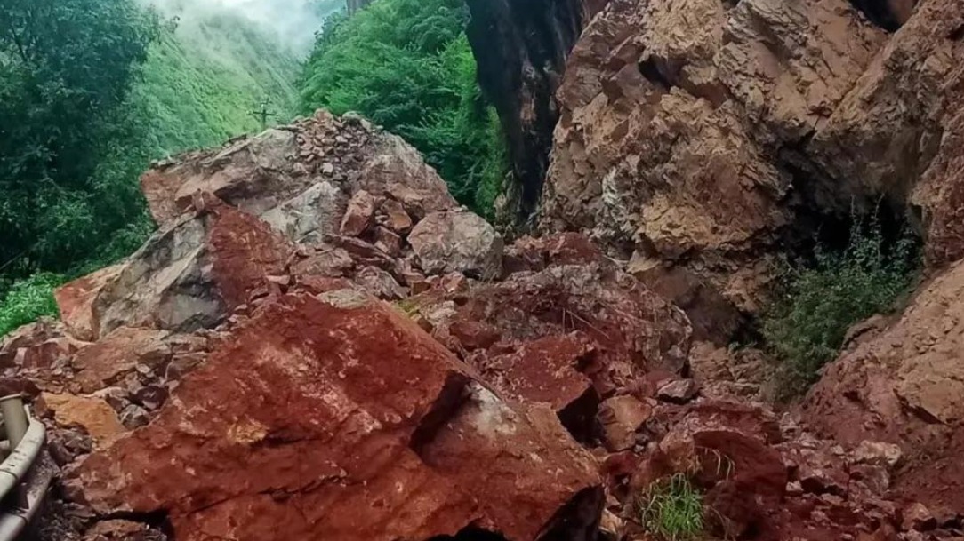 四川S307线巴基河路段山体塌方，盐源至泸沽湖景区方向交通管制