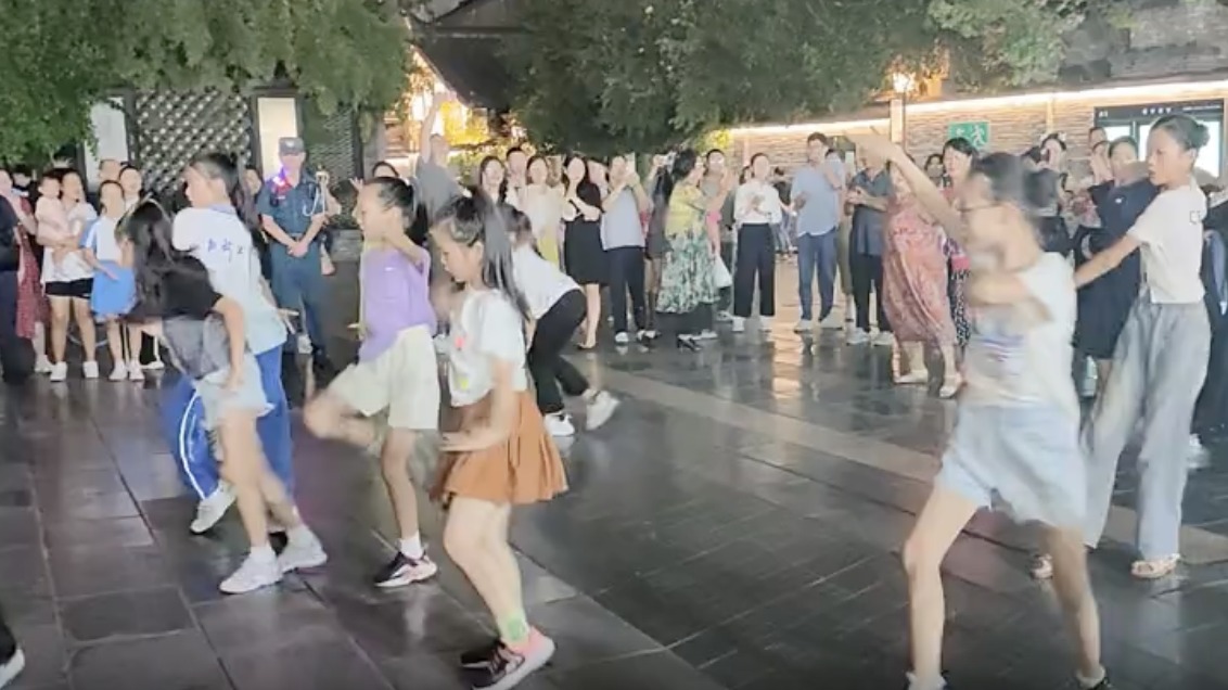 视频｜世界舞者“点燃”夜幕下的宽窄巷子 第十一届世界体育舞蹈节精彩开幕