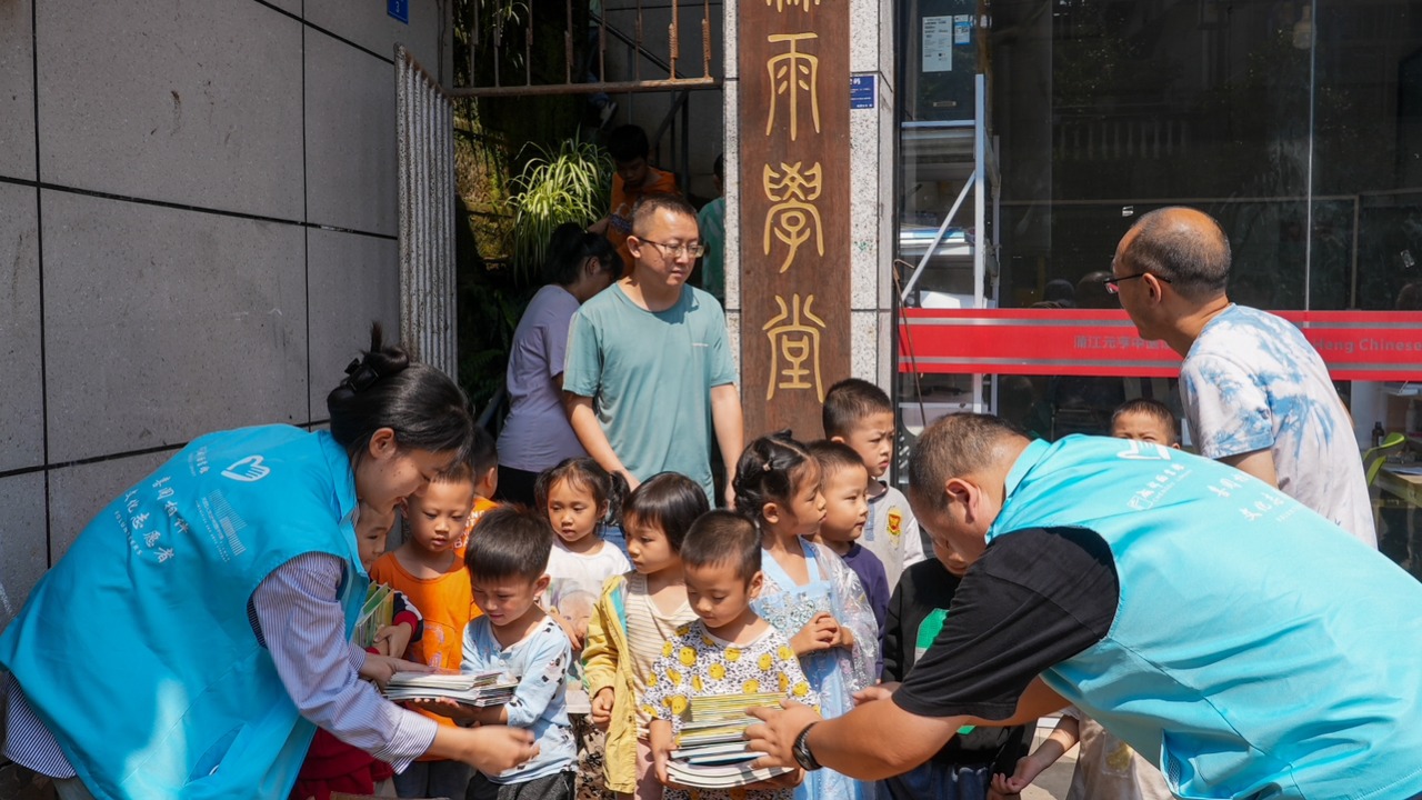 深入推进全民阅读 成都图书馆开展图书捐赠公益活动