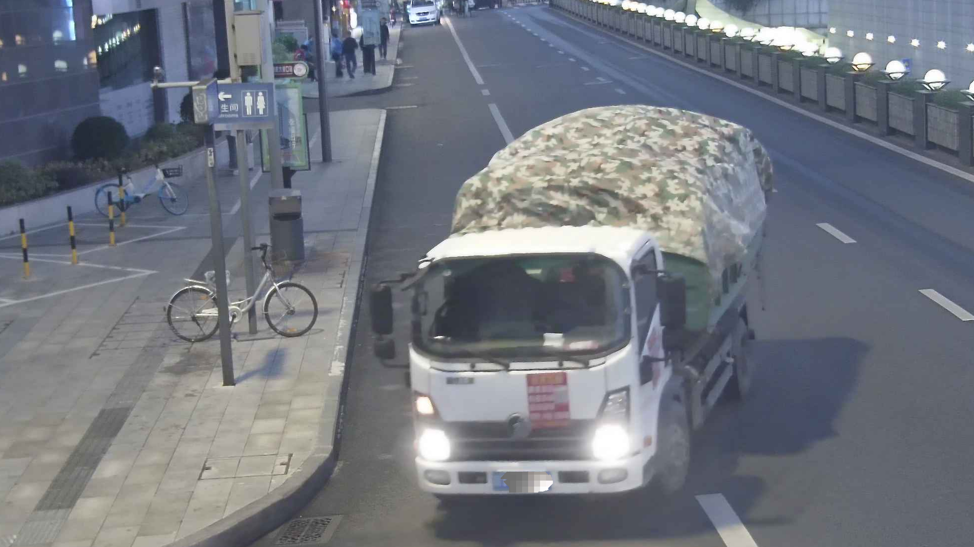 铁拳治违！货车违规运输建筑垃圾，被罚三万！