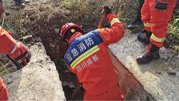 视频 | 苦寻11天，救援3小时！离家老人竟被困涵洞管道