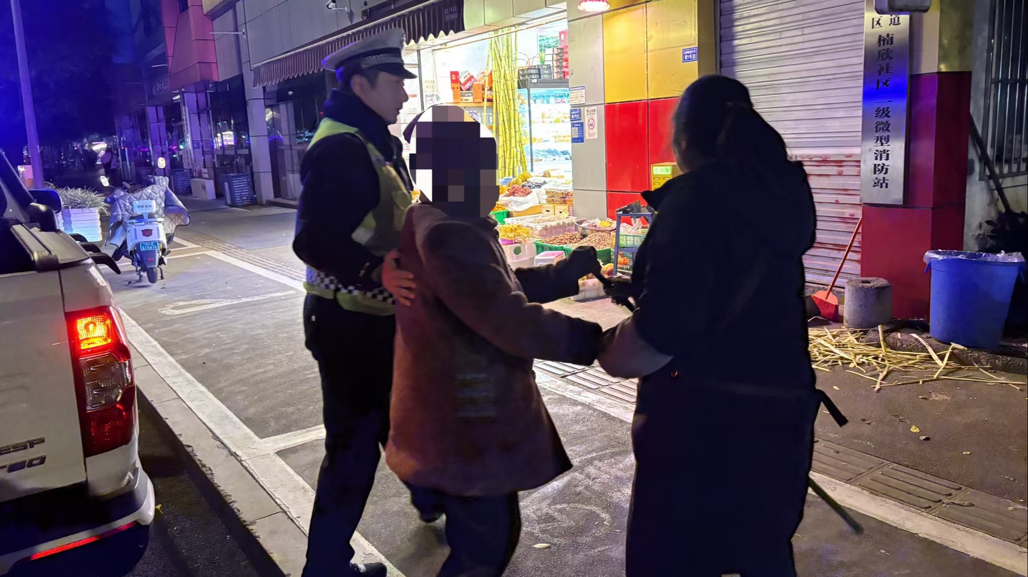 惊险！迷路老人走进三环主道 交警暖心护送阖家团圆