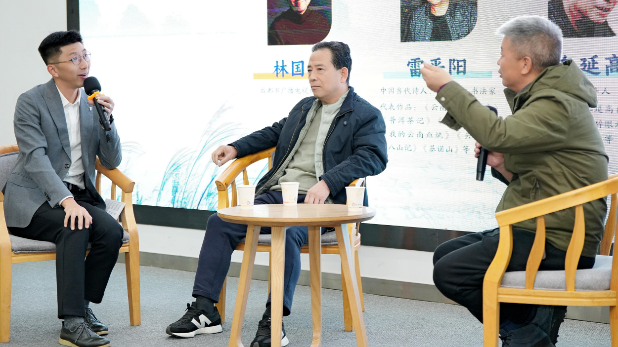 人类智慧和AI创作的交融共生 第八届成都国际诗歌周走进电子科大