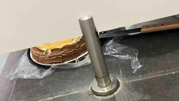 面包就地分装、工具散落一地、包装无任何标识……游走在灰色地带的食品代购