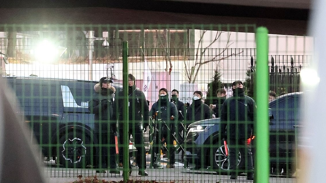 调查人员突破韩总统官邸内两道阻拦线 在官邸建筑前与警卫对峙