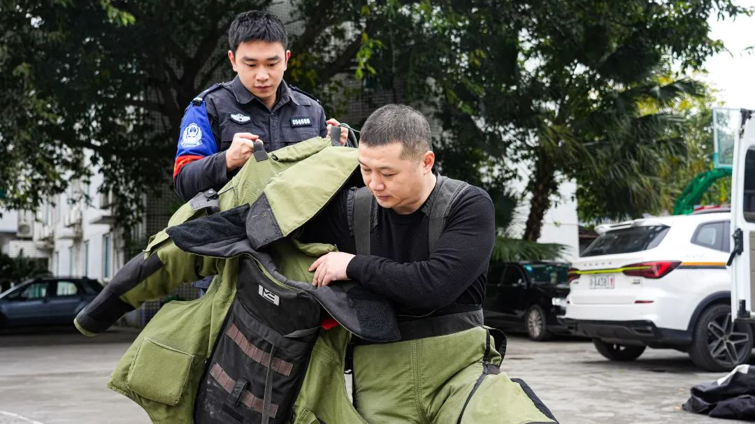 人物｜杨帆：0帧起手，他是实力超强的排爆警