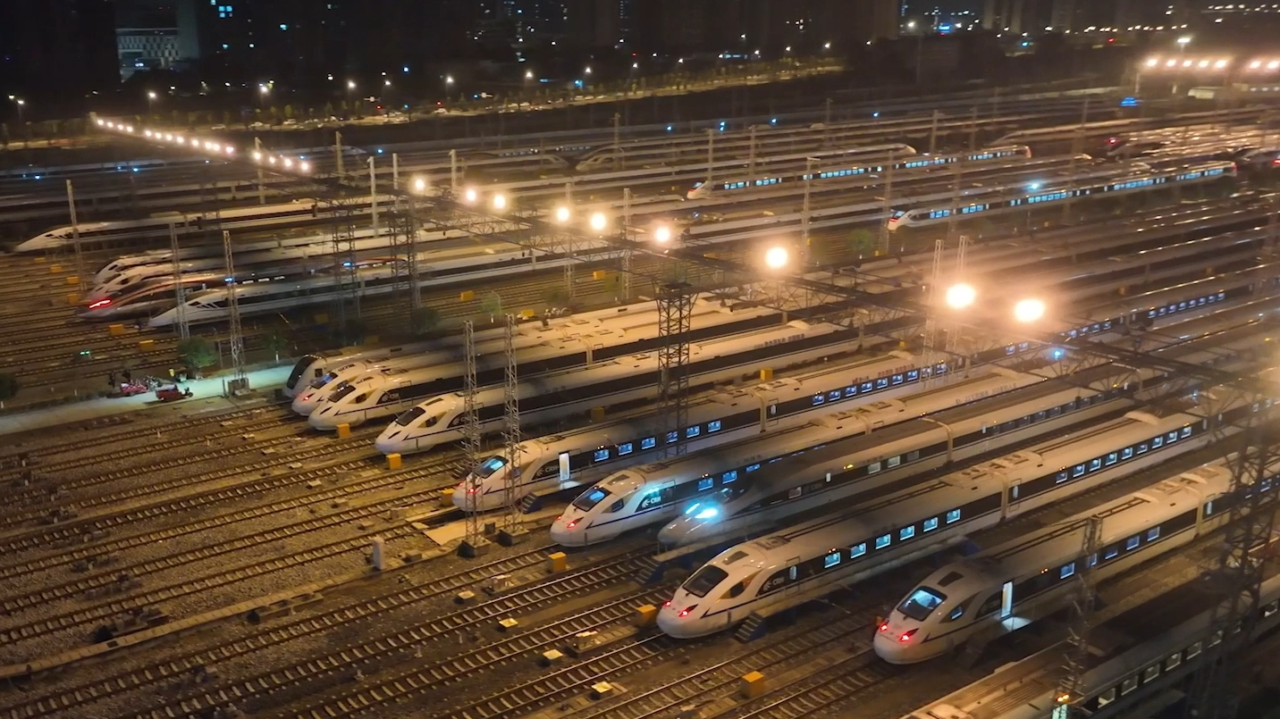 今日成都｜ 跟着美国作家钟家睿登上成都到深圳夜间动卧的首发列车
