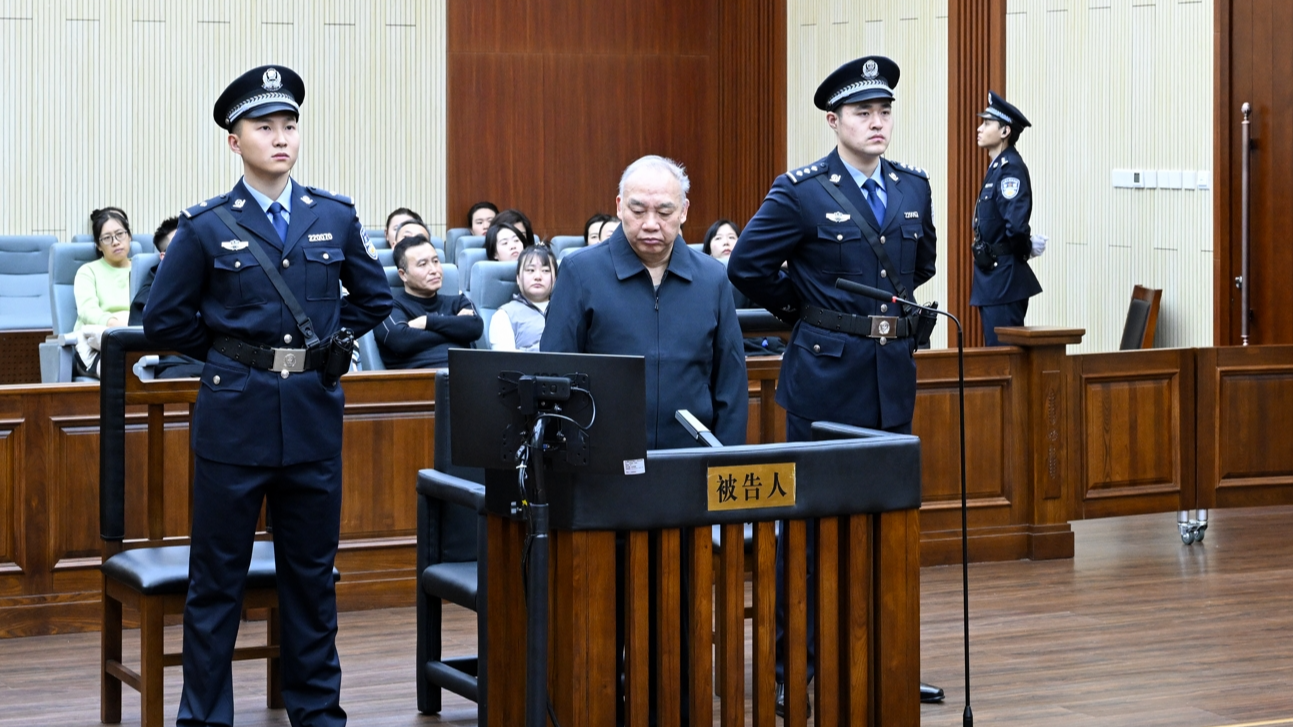 国家烟草专卖局原局长凌成兴受贿、国有公司人员滥用职权案一审开庭