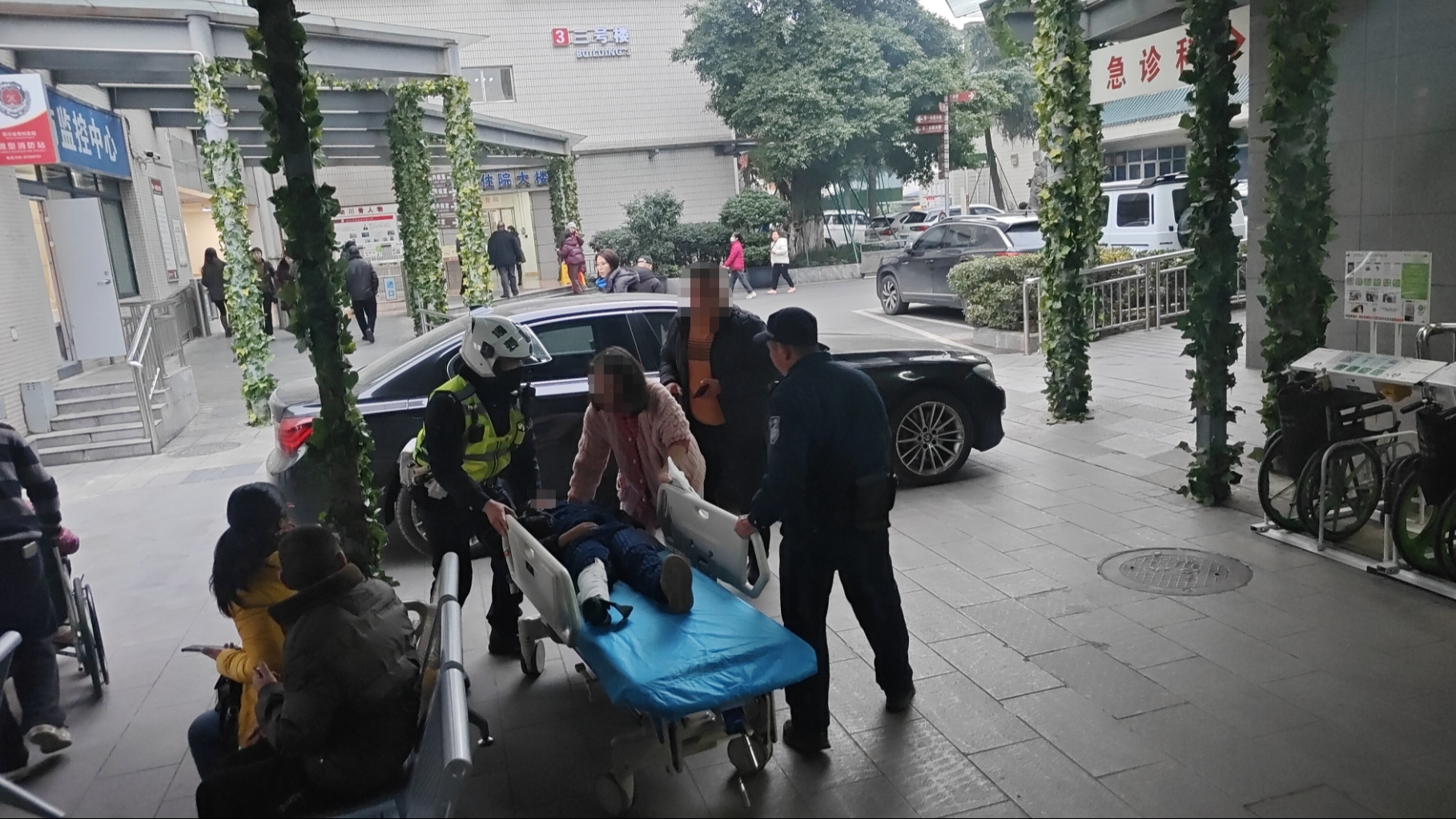 小孩遭遇交通事故腿部骨折 成都交警护送就医