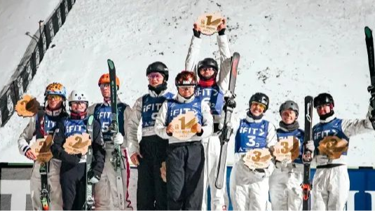 自由式滑雪空中技巧世界杯 中国队包揽三金！