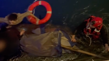 文明风景线｜你们奋不顾身的样子真帅！夜晚女子跳河 成都消防与热心群众合力救援