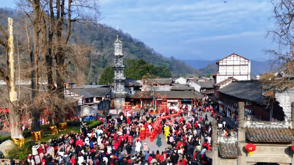 出行注意！街子古镇景区停车场已饱和