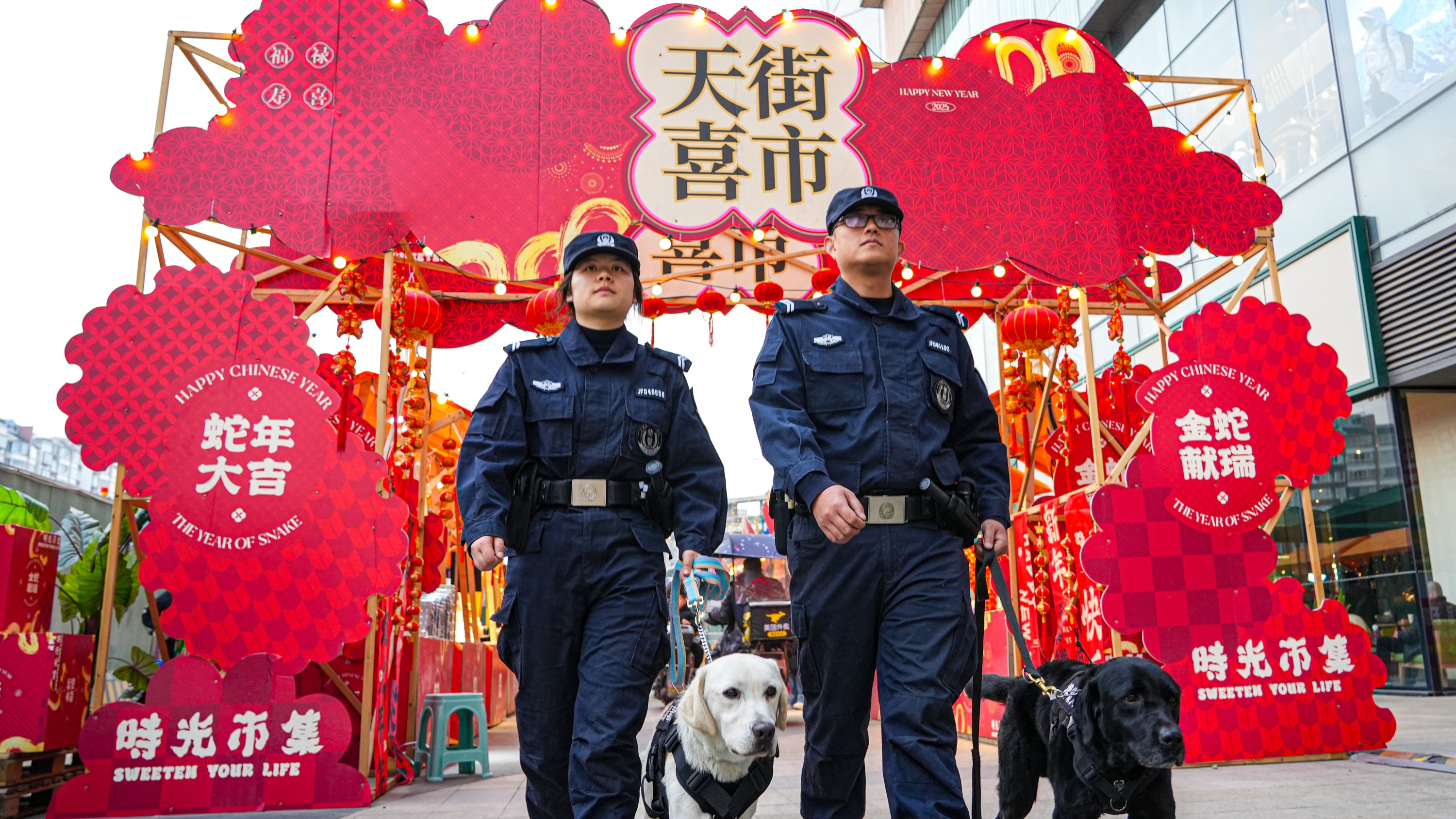 春节期间成都治安和交通秩序良好 重点旅游景区秩序井然