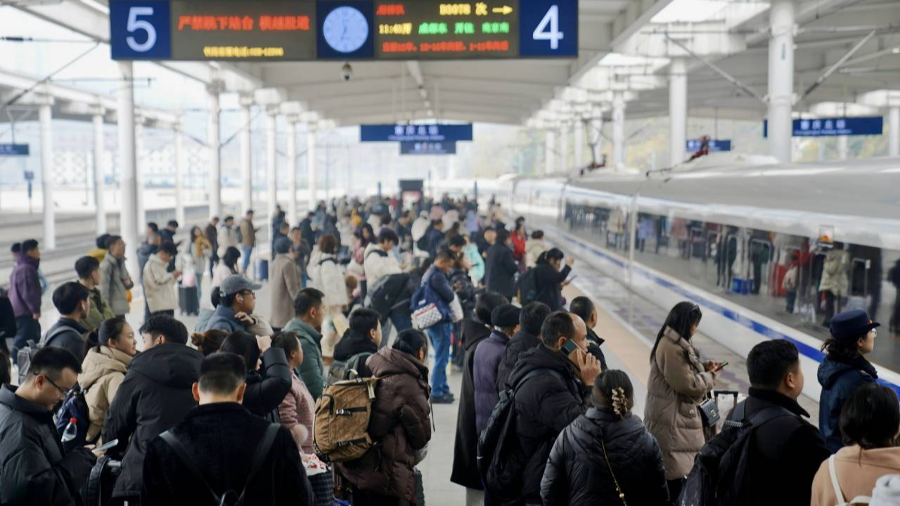 单日旅客发送量创历史新高 国铁成都局春运前22天累计发送旅客突破3000万人次