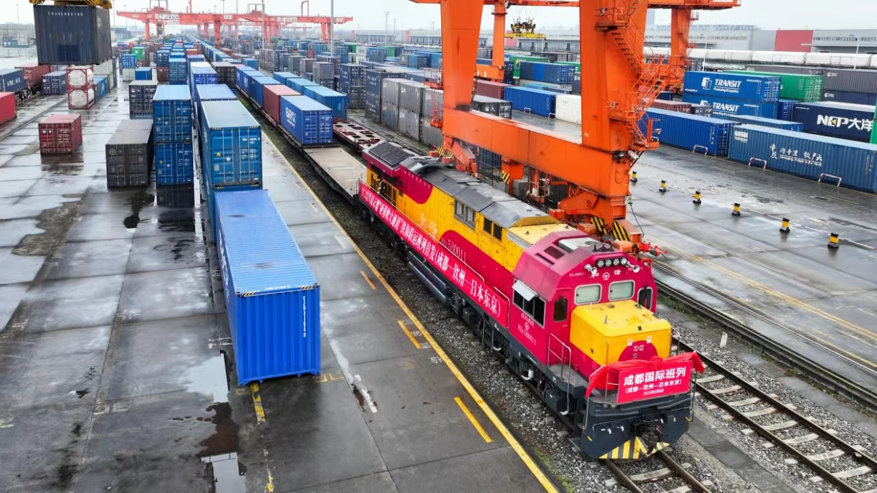鸣笛出发！TCL“成都造”雷鸟显示器首发日本