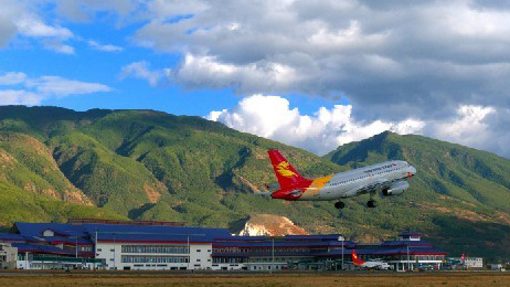 员工撕毁旅客登机牌，丽江机场道歉