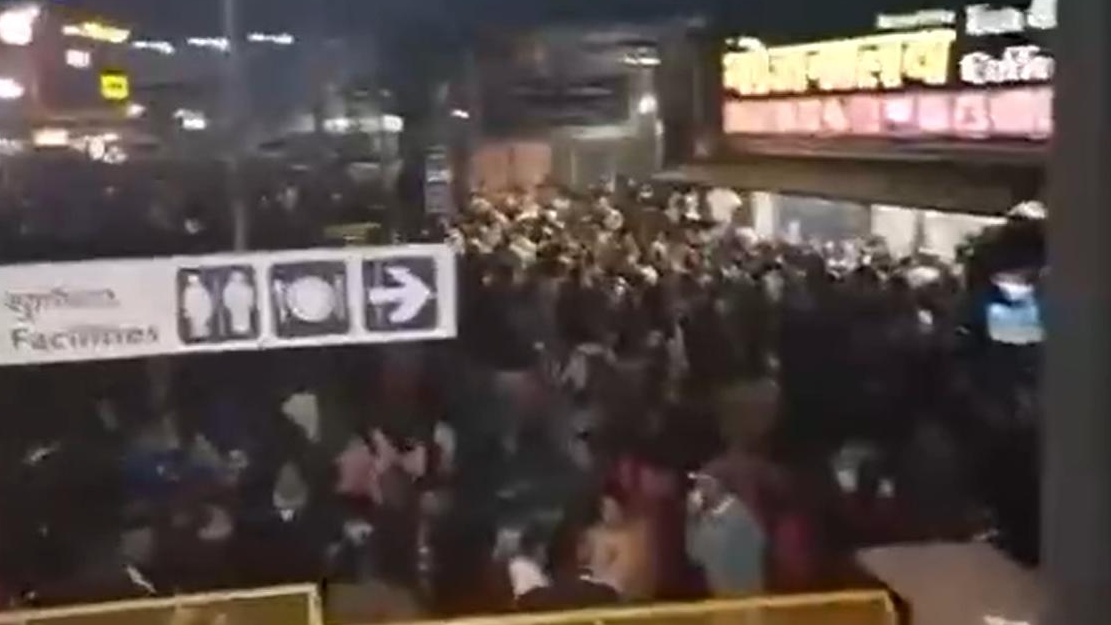 印度首都一火车站发生踩踏事件 至少15人死亡
