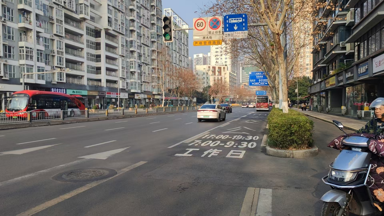 司机注意！成都这17条道路公交车道可按新规通行