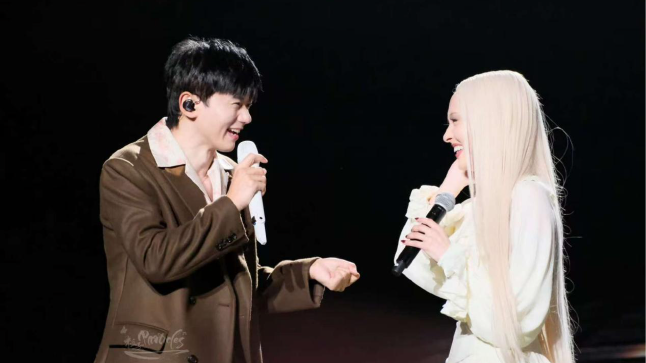 凡希亚成都演唱会再组“王炸组合”，与张杰合作“神级现场”