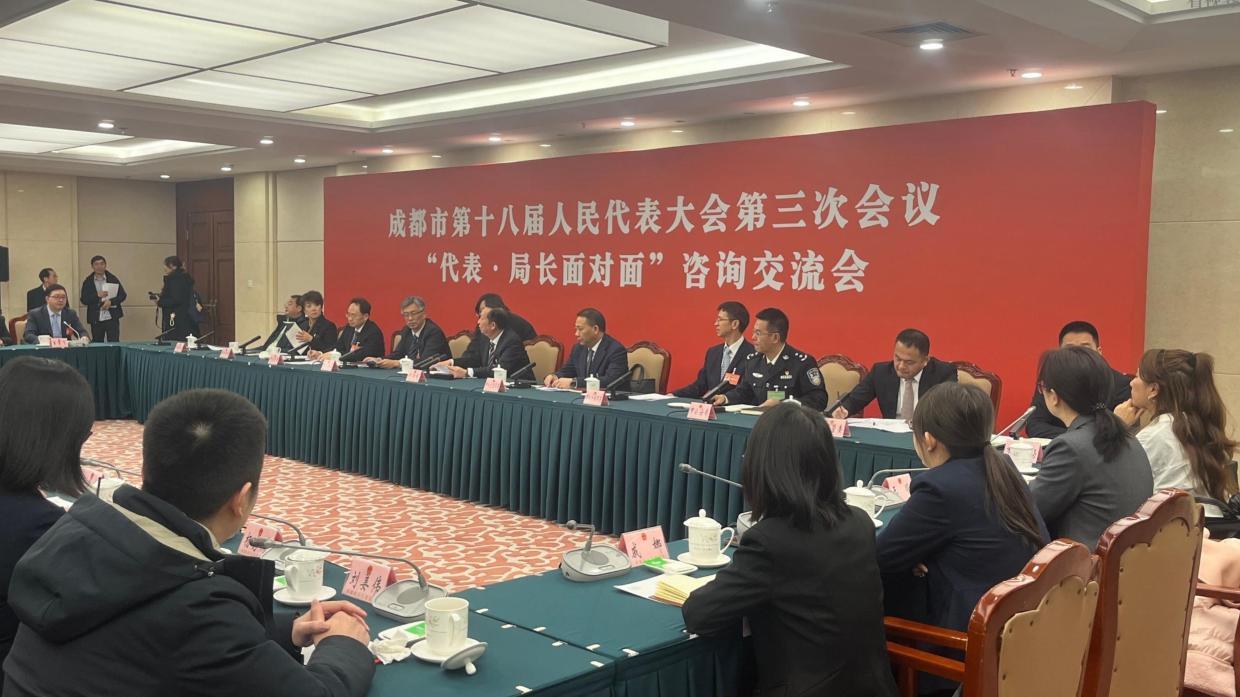 不回避、不绕弯、不啰嗦…成都两会这场“面对面”既治堵又连心