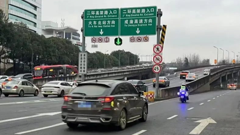 视频｜8分钟紧急送医！成都铁骑在晚高峰为脑出血患者辟出“生命通道”