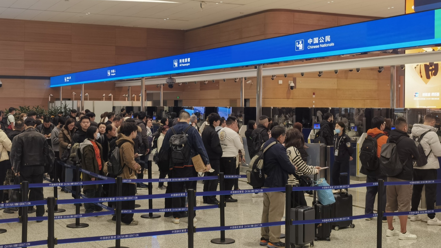 上半年3.33亿人次出入境 其中免签入境外国人1364万人次 同比上升53.9%