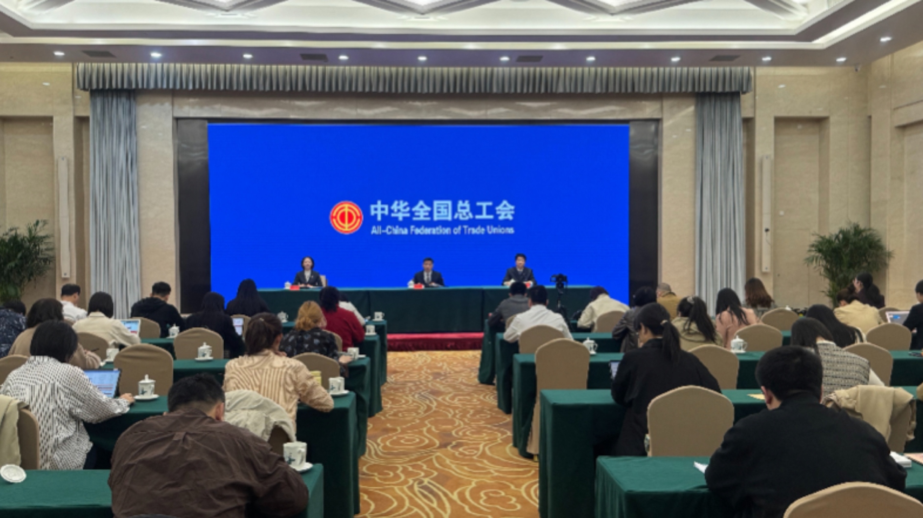 致敬劳动者！今年拟表彰2426名全国劳动模范和先进工作者