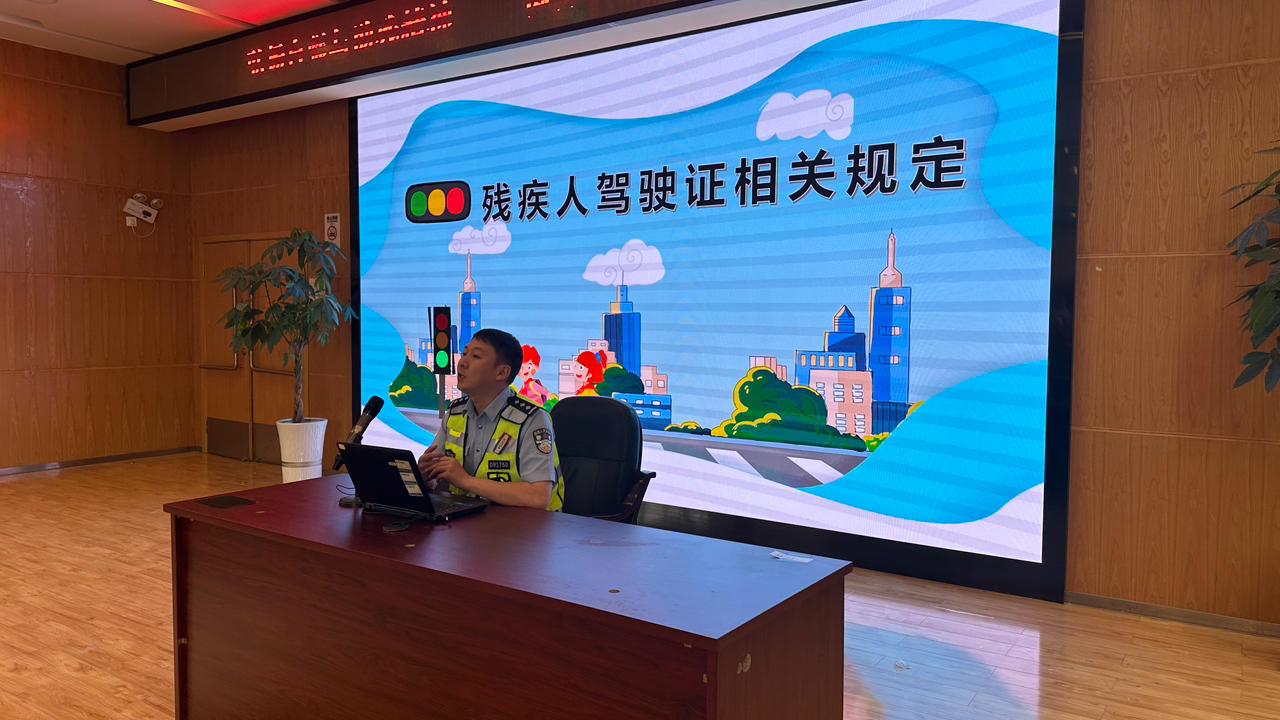 倡自强助残新风 成都交警开展全国助残日系列志愿服务活动 