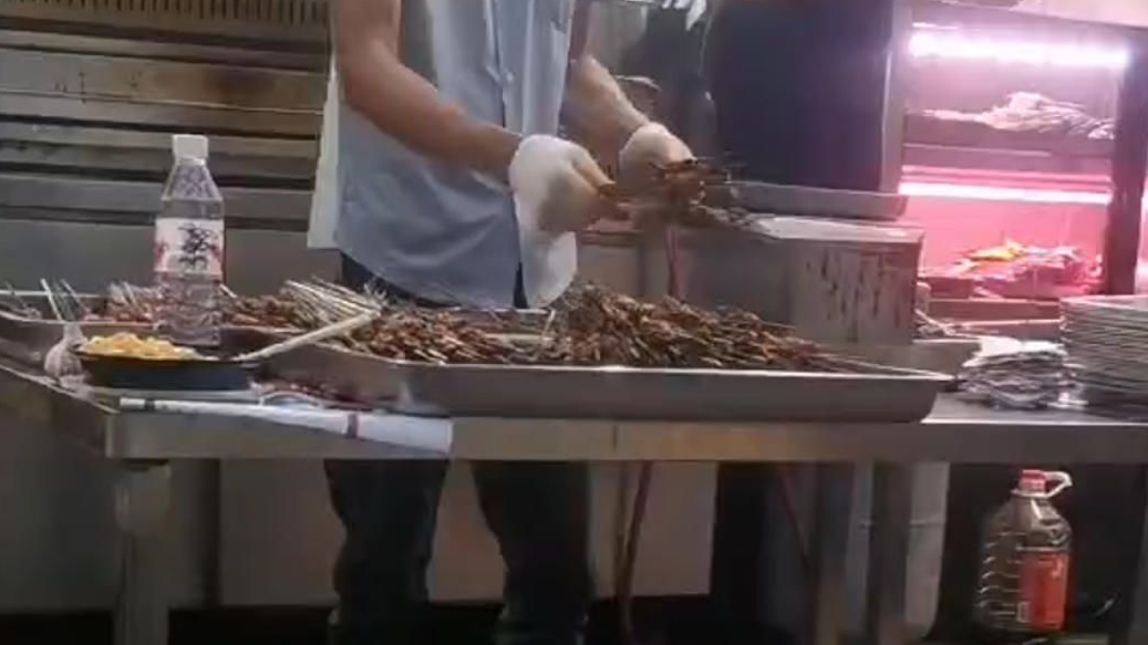 烧烤店将泔水桶内肉串捞出再烤？西安官方通报：责令停业整顿
