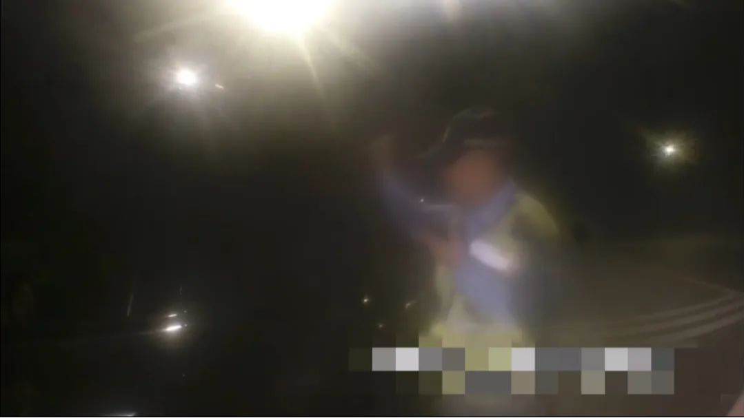 司机车内突发疾病，成都交警砸窗救人