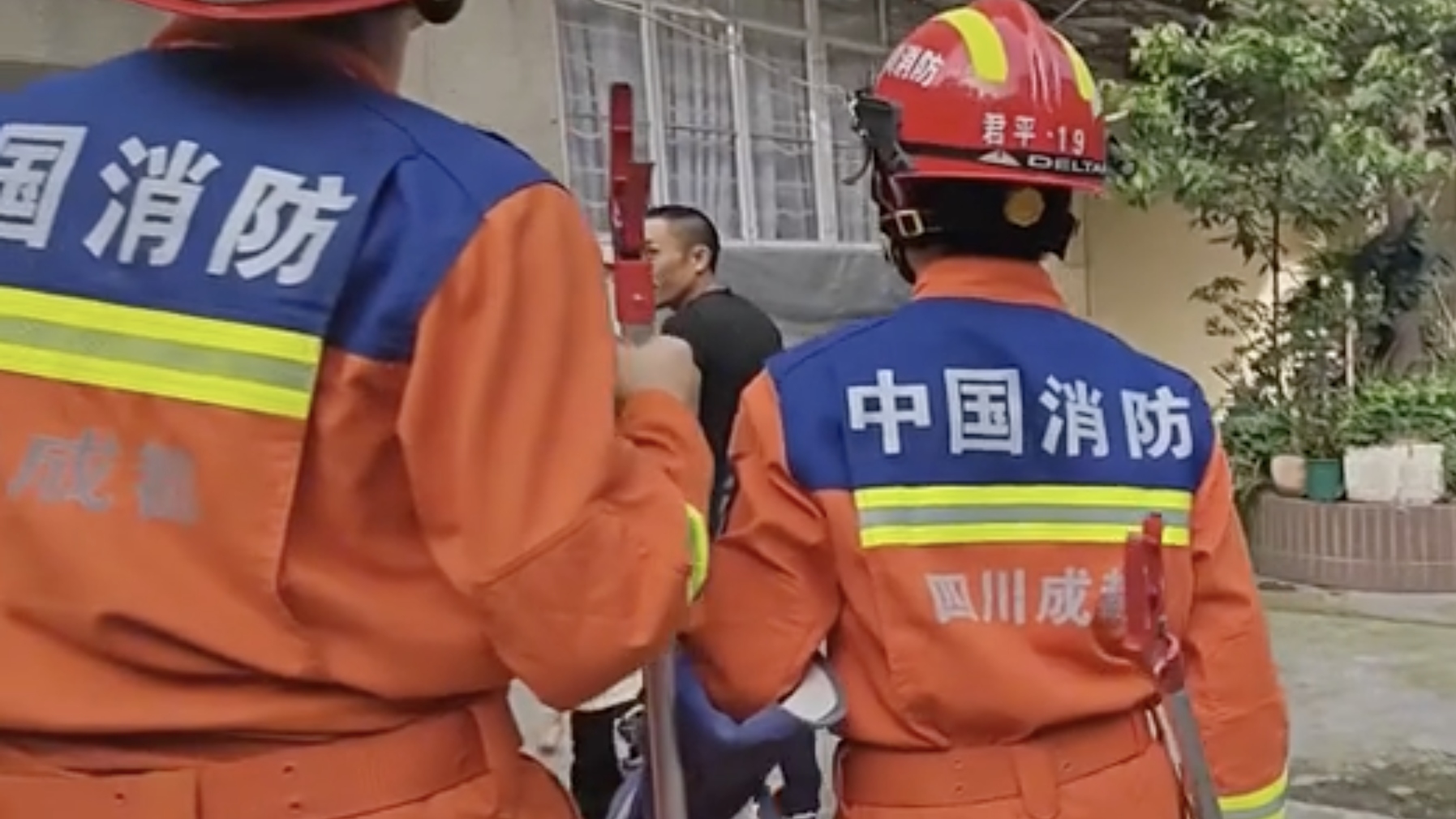 视频｜气温升高蛇出没 消防员化身“捕蛇达人”