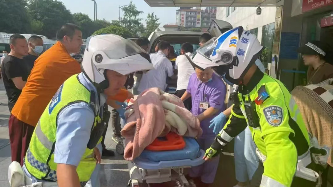 5岁男童坠楼连夜转院，成都交警跨区联动打开“生命通道” 