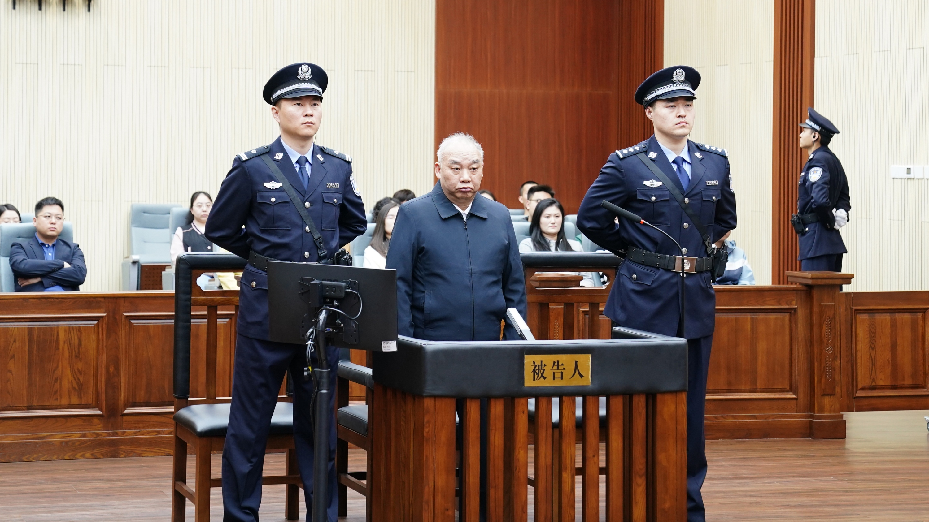 受贿数额特别巨大、滥用职权 国家烟草专卖局原局长凌成兴一审被判十六年
