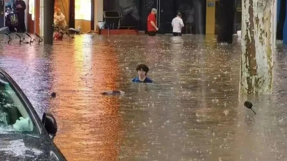 校门被淹1米，积水淹没路人肩膀！武大回应：每年都这样