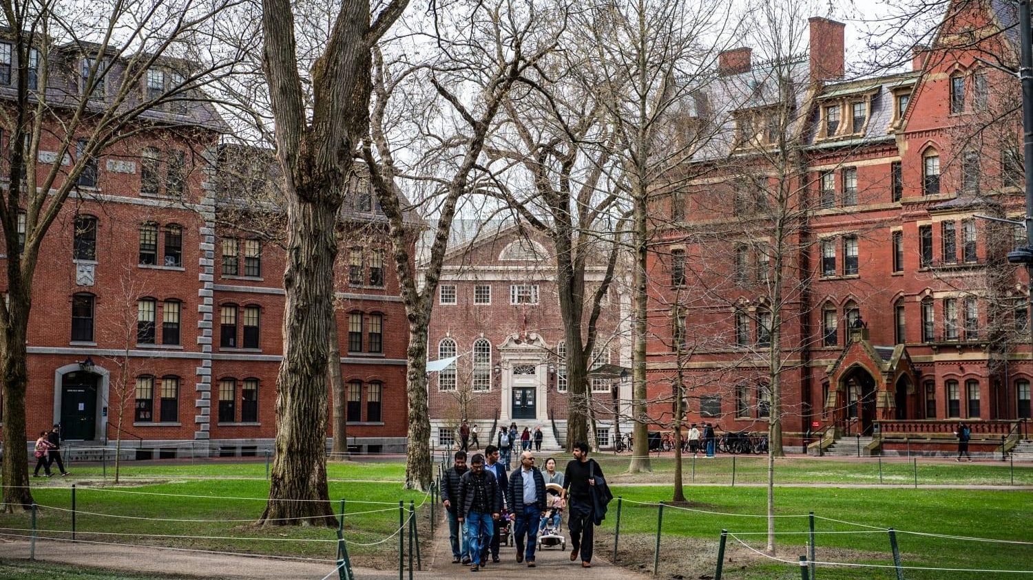 美国政府暂停哈佛大学招收国际学生资格