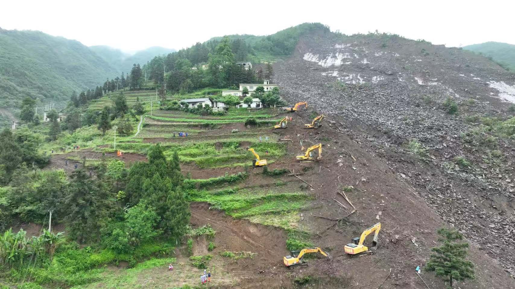 贵州大方山体滑坡救援现场：重型装备已进入 全力搜救被困人员