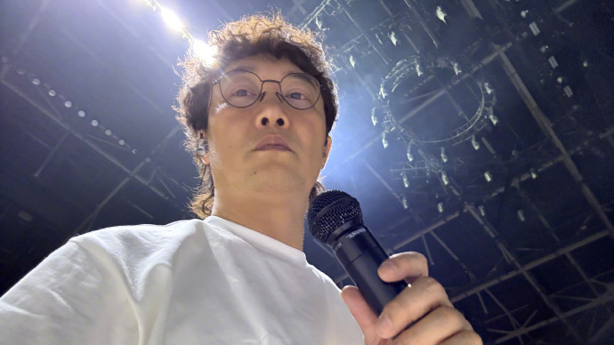 刚康复的陈奕迅演唱会上爆咳，边咳嗽边挥手示意没事