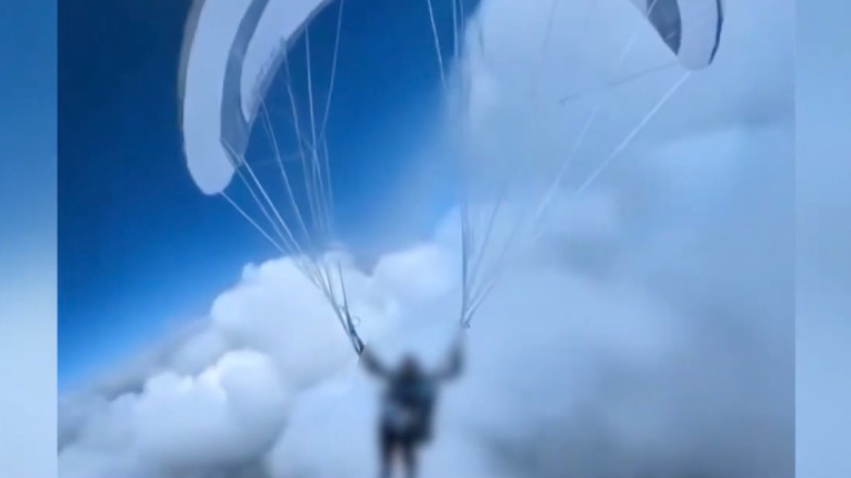 男子玩滑翔伞被云吸至8000米高空 官方通报：不涉及违规、黑飞