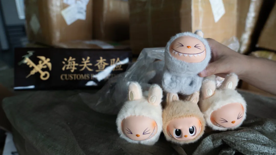 都是假的！海关查获两万多个山寨LABUBU玩具