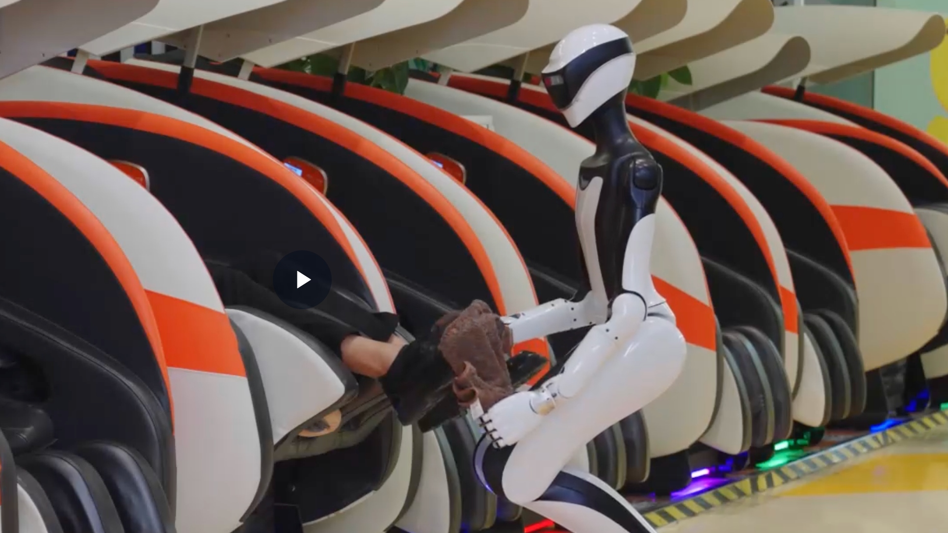 机器人界“小腰精”！超拟人服务机器人星动Q5在蓉城首次亮相