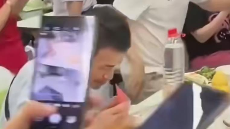 时评｜围拍韦东奕食堂吃饭 是崇拜一位学者 还是消费一个“网红”？