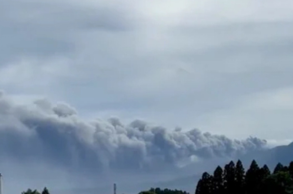 日本新燃岳火山时隔7年再次喷发 火山灰柱高达500米