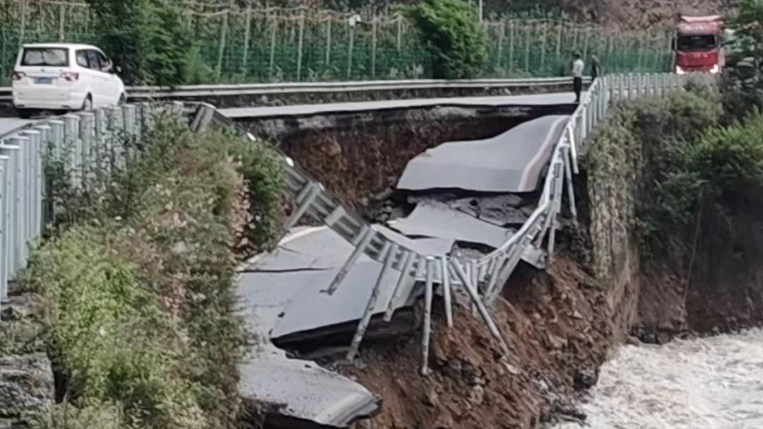 水流冲垮国道路基 四川茂县213线交通管制