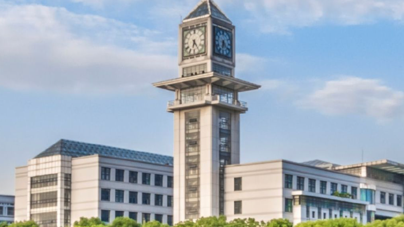 高校官方通报网传男子穿女装替考：李某扬，拟被开除学籍